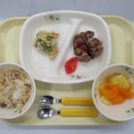 レバーを気にする様子もなく